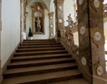 Hochzeitslocation: "Staircase to heaven": Nur wenige Schritte über die mit Putten und Skulpturen verzierte Marmorstiege trennen das Brautpaar jetzt noch vom Ja-Wort!  - Schloss Mirabell