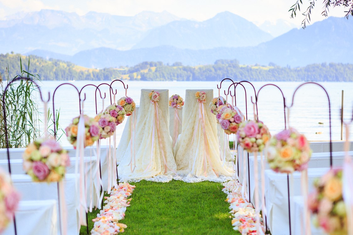 Hochzeitslocation: Zeremonie am See im Schloss-Park - Swiss-Chalet Merlischachen