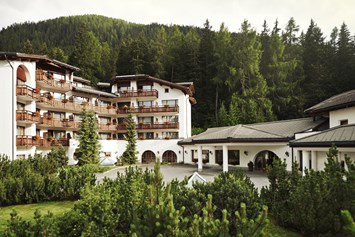 Hochzeitslocation: Das Arabelle Hotel Waldhuus Davos mit einzigartiger Lage inmitten der Bündner Berge, direkt am 18-Loch-Golfplatz und inmitten der Langlaufloipe. - Hotel Waldhuus Davos