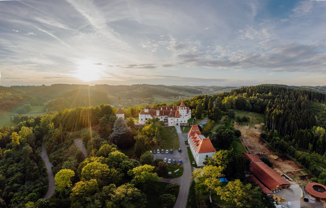 Hochzeitslocation: Den perfekten Ausblick auf das Thermenland Steiermark bietet der Schlosswirt Kornberg. - Schlosswirt Kornberg