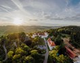 Hochzeitslocation: Den perfekten Ausblick auf das Thermenland Steiermark bietet der Schlosswirt Kornberg. - Schlosswirt Kornberg