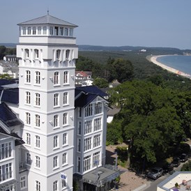 Hochzeitslocation: Luftbild vom Hotel mit Blick auf die Göhrener Bucht - Hotel Hanseatic Rügen & Villen