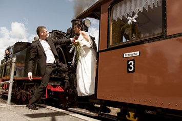 Hochzeitslocation: Standesamtliche Trauung in der historischen Schmalspurbahn "Rasender Roland" - Hotel Hanseatic Rügen & Villen