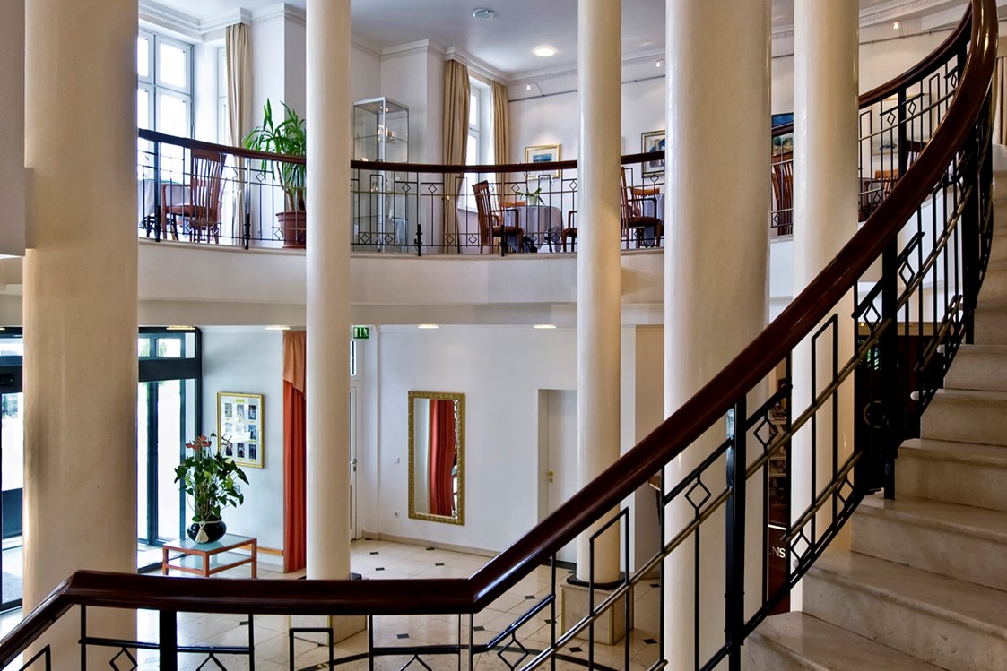 Hochzeitslocation: Hochzeitstreppe in der Hotel-Lobby - Hotel Hanseatic Rügen & Villen