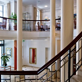Hochzeitslocation: Hochzeitstreppe in der Hotel-Lobby - Hotel Hanseatic Rügen & Villen