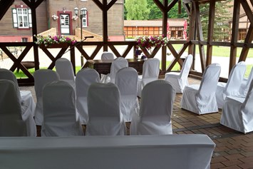Hochzeitslocation: Trauung unter dem Backhaus - Jagdschloss Waldsee