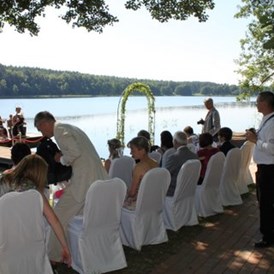 Hochzeitslocation: Trauung auf dem Steg - Jagdschloss Waldsee