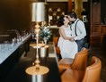 Hochzeitslocation: Die Bar des Kempinski Hotel Frankfurt-Gravenbruch lädt zu tollen Paarshootings ein. - Kempinski Hotel Gravenbruch Frankfurt