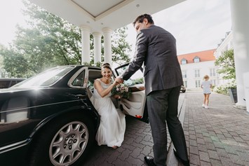 Hochzeitslocation: Mit Pferdekutsche oder Rolls-Royce direkt vor den Eingang des Kempinski Hotel Frankfurt-Gravenbruch. - Kempinski Hotel Gravenbruch Frankfurt
