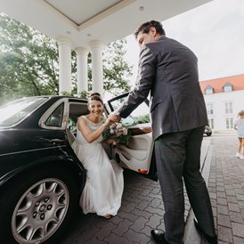 Hochzeitslocation: Mit Pferdekutsche oder Rolls-Royce direkt vor den Eingang des Kempinski Hotel Frankfurt-Gravenbruch. - Kempinski Hotel Gravenbruch Frankfurt