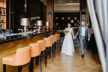 Hochzeitslocation: Die Bar des Kempinski Hotel Frankfurt-Gravenbruch lädt zu tollen Paarshootings ein. - Kempinski Hotel Gravenbruch Frankfurt
