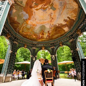 Hochzeitslocation: Heiraten im grünen Lusthaus des Schlosspark Laxenburg.
Foto © greenlemon.at - Schlosspark Laxenburg