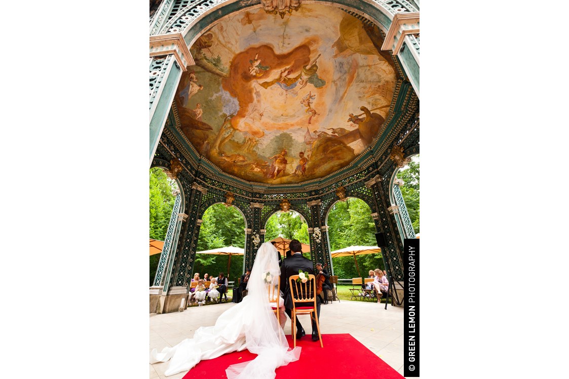 Hochzeitslocation: Heiraten im grünen Lusthaus des Schlosspark Laxenburg.
Foto © greenlemon.at - Schlosspark Laxenburg