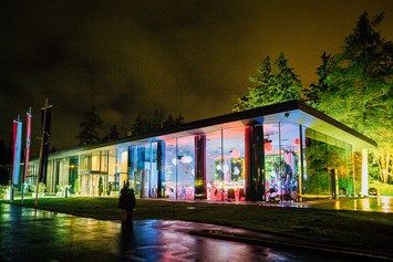 Hochzeitslocation: Stimmungsvolle Beleuchtung für das Congresspark Igls bei Nacht. - Congresspark Igls