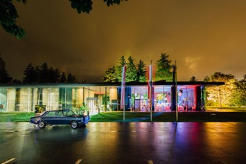 Hochzeitslocation: Stimmungsvolle Beleuchtung für das Congresspark Igls bei Nacht. - Congresspark Igls