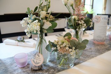 Hochzeitslocation: Stilvolle Tischdekoration - Naturhotel Schloss Kassegg