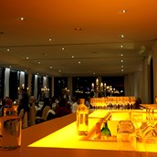 Hochzeitslocation - Festsaal und beleuchtete Bar  - ViCulinaris im Kolbergarten