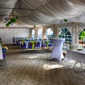 Hochzeitslocation: Festzelt für Kaffee und Kuchen - ViCulinaris im Kolbergarten
