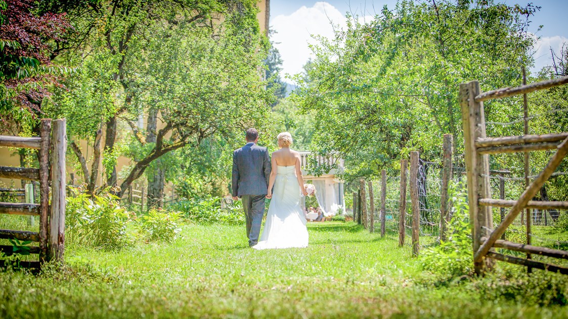 Hochzeitslocation: Hochzeits - Fotoshooting im Garten - Gut Schloss Lichtengraben  - romantisches Schloss exklusive mieten
