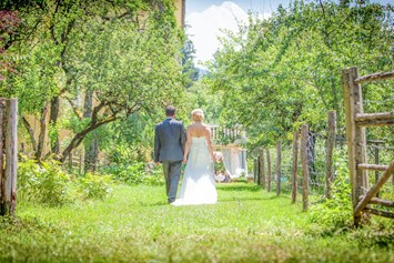 Hochzeitslocation: Hochzeits - Fotoshooting im Garten - Gut Schloss Lichtengraben  - romantisches Schloss exklusive mieten