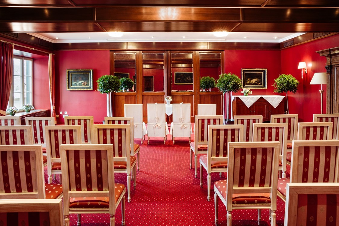 Hochzeitslocation: Roter Salon für die standesamtliche Trauung bei Schlechtwetter oder in der kälteren Jahreszeit.
Foto © Richard Schabetsberger  - Schloss Pichlarn