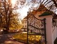 Hochzeitslocation: Heiraten im Herbst - Schlosstor.
Foto © photoINstyle.at - Schloss Pichlarn