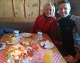 Hochzeitslocation: Gäste beim Hiasl (Bio) frühstück - Hiasl Zirbenhütte