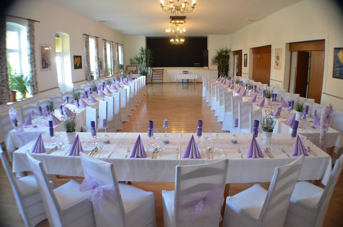Hochzeitslocation: eine weiße Hochzeit in florallen lila Tönen (Lavendel) - Bio Kräuterlandgasthaus mit Eventsaal für Hochzeiten