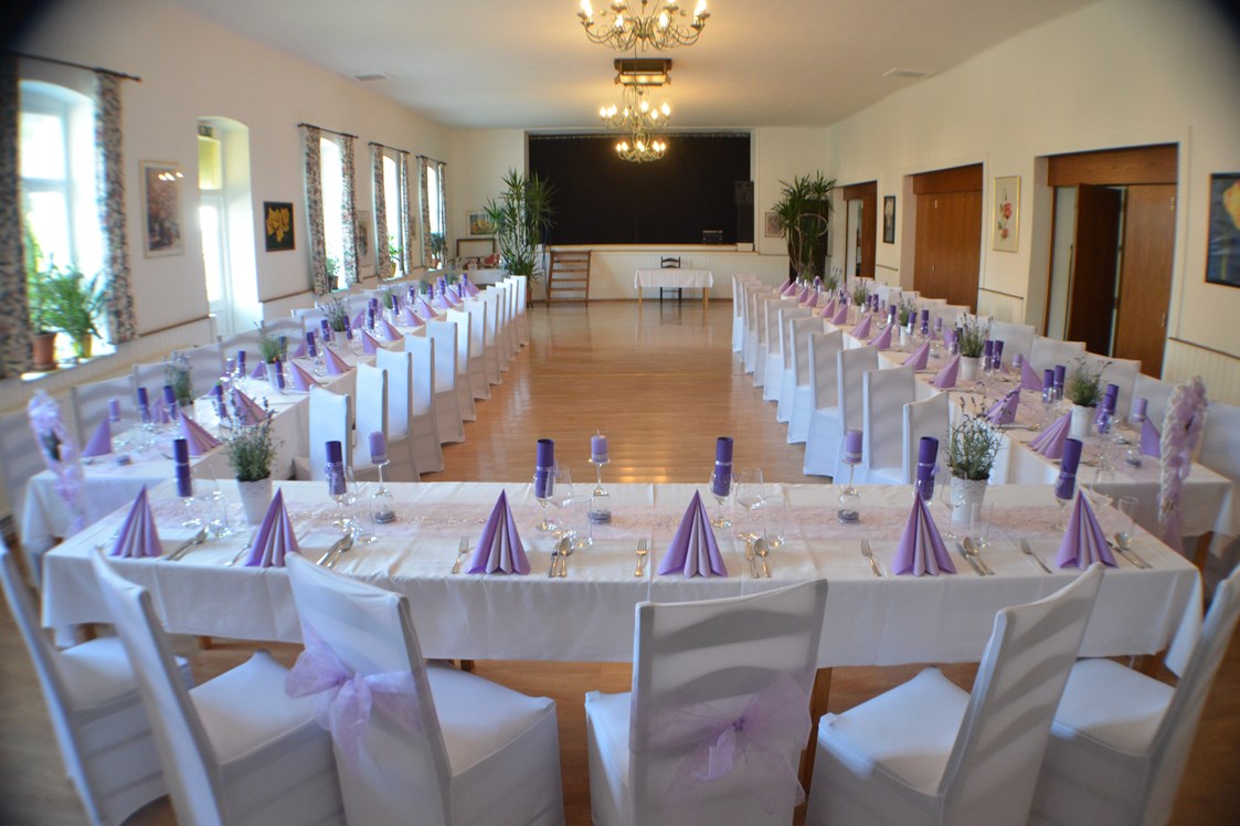 Hochzeitslocation: eine weiße Hochzeit in florallen lila Tönen (Lavendel) - Bio Kräuterlandgasthaus mit Eventsaal für Hochzeiten