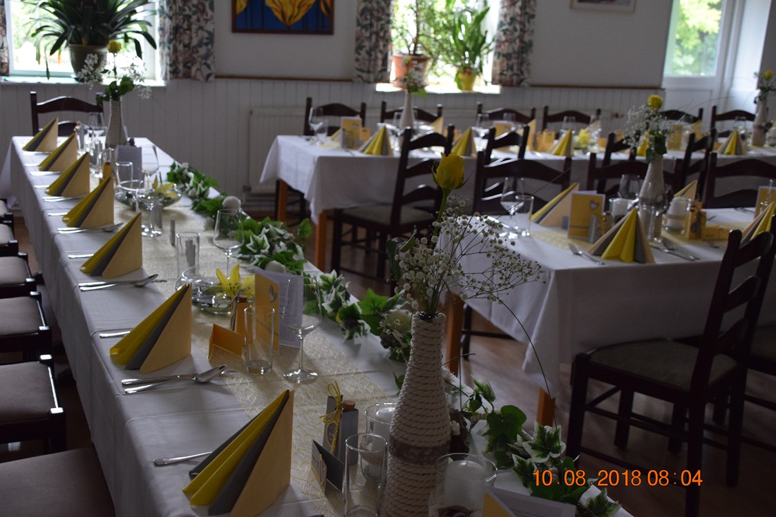 Hochzeitslocation: eine Frühlingsdeko in forsythiengelb - Bio Kräuterlandgasthaus mit Eventsaal für Hochzeiten