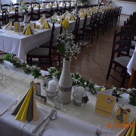 Hochzeitslocation: gelbe Farbsemente geben eine warme Dekoration  - Bio Kräuterlandgasthaus mit Eventsaal für Hochzeiten