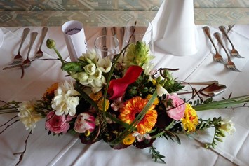 Hochzeitslocation: eine Blumendekor mit vielen Farbelementen - Bio Kräuterlandgasthaus mit Eventsaal für Hochzeiten
