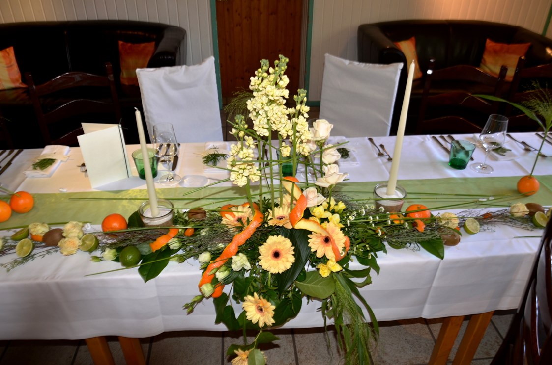 Hochzeitslocation: Blumendekorationen sind sehr schön anzusehen - Bio Kräuterlandgasthaus mit Eventsaal für Hochzeiten