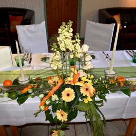 Hochzeitslocation: Blumendekorationen sind sehr schön anzusehen - Bio Kräuterlandgasthaus mit Eventsaal für Hochzeiten