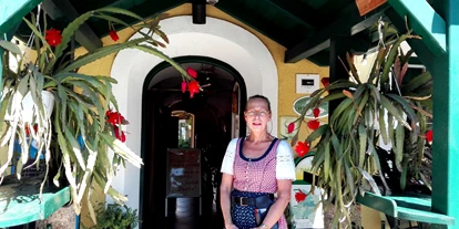 Winterhochzeit - Karlstetten - Eingang in unser Bio Kräuterlandgasthaus, Begrüßung durch Frau Scheugl - Bio Kräuterlandgasthaus mit Eventsaal für Hochzeiten