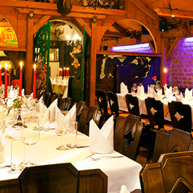 Hochzeitslocation: Löwensaal maximal 40 Sitzplätze
mit Beamer, Leinwand, Dolby Digital System und Wlan & Klimaanlage - Restaurant Kardos K.u.K. Spezialitäten