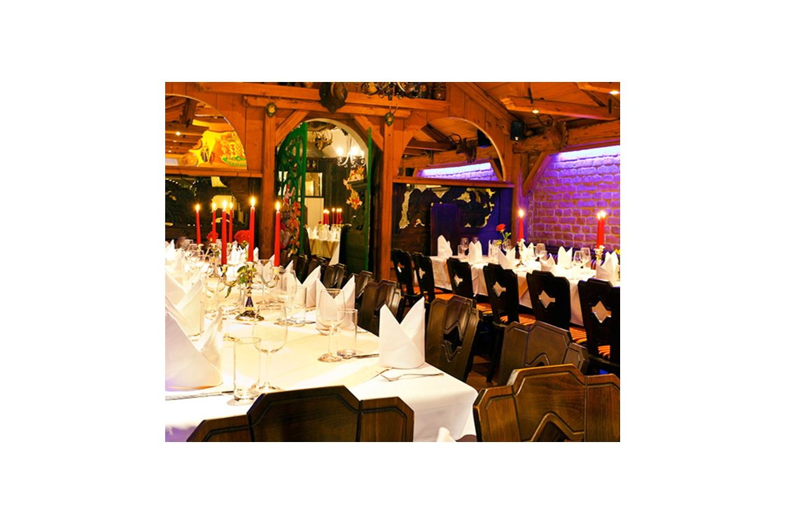 Hochzeitslocation: Löwensaal maximal 40 Sitzplätze
mit Beamer, Leinwand, Dolby Digital System und Wlan & Klimaanlage - Restaurant Kardos K.u.K. Spezialitäten