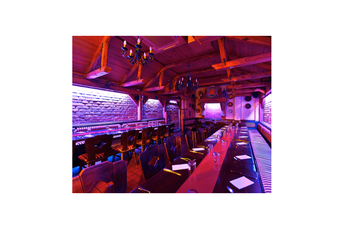Hochzeitslocation: Löwensaal maximal 40 Sitzplätze
mit Beamer, Leinwand, Dolby Digital System und Wlan & Klimaanlage - Restaurant Kardos K.u.K. Spezialitäten