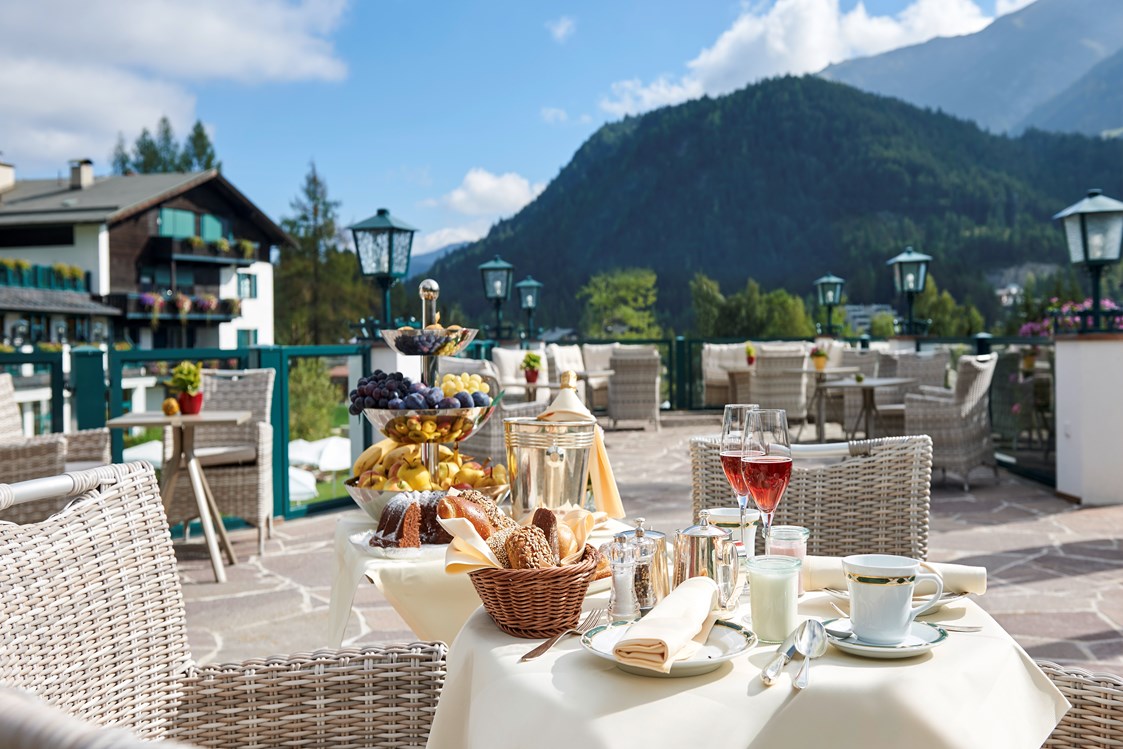 Hochzeitslocation: Romantisches Frühstück auf der Astoria Terrasse mit atemberaubendem Ausblick - Astoria Resort***** in Seefeld