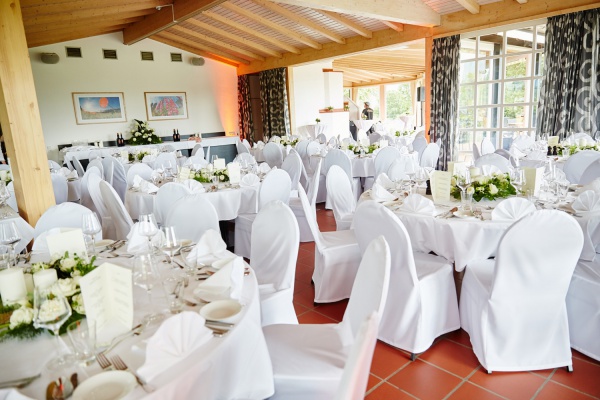 Hochzeitslocation: Festssal ganz in weiß.... - Golf Café Restaurant