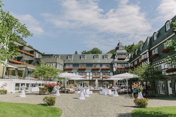 Hochzeitslocation: Empfang im Innenhof des Hotel Deimann - Golf Café Restaurant