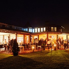 Hochzeitslocation: ausgelassen Feiern in einer lauen Sommernacht - Golf Café Restaurant