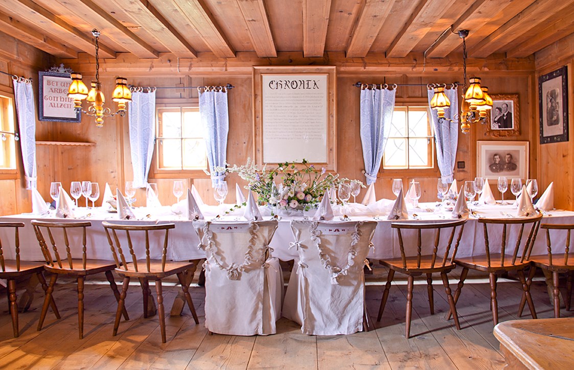 Hochzeitslocation: Die Bauernstube bietet einen bodenständigen und schönen Rahmen für die Hochzeitstafel. - Schwaigerlehen