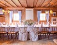 Hochzeitslocation: Die Bauernstube bietet einen bodenständigen und schönen Rahmen für die Hochzeitstafel. - Schwaigerlehen