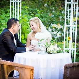 Hochzeitslocation: romantischer Pavillon - gerne können wir Ihre standesamtliche Hochzeit auch bei uns im Freien organisieren - Hotel Prägant