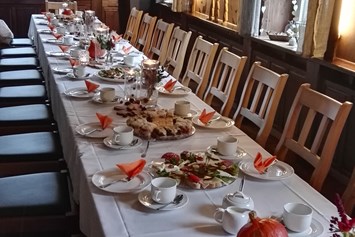 Hochzeitslocation: Kaffeetafel mit Herbstdekoration - Bergwirtschaft Bieleboh Restaurant & Hotel