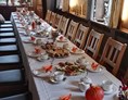 Hochzeitslocation: Kaffeetafel mit Herbstdekoration - Bergwirtschaft Bieleboh Restaurant & Hotel
