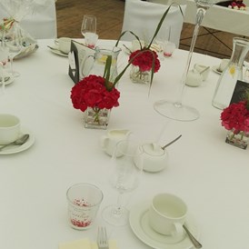 Hochzeitslocation: Runde Tische zum ausleihen für unsere Terrasse - Bergwirtschaft Bieleboh Restaurant & Hotel