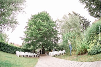 Hochzeitslocation: Heiraten im Garten des Landgasthof KRONE in Niederösterreich.
Foto © tanjaundjosef.at - Landgasthof Krone