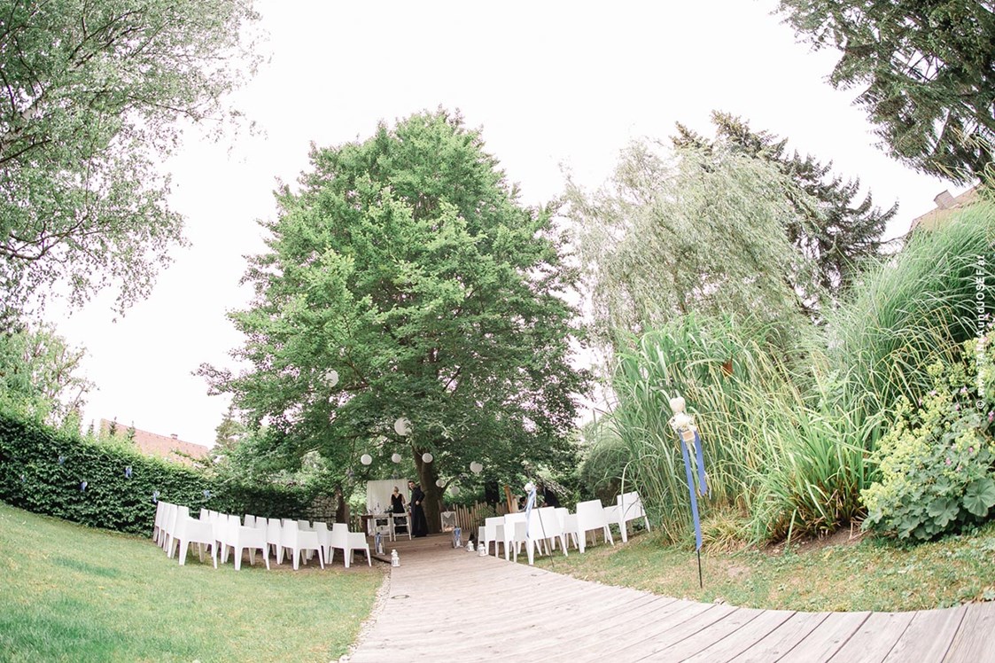 Hochzeitslocation: Heiraten im Garten des Landgasthof KRONE in Niederösterreich.
Foto © tanjaundjosef.at - Landgasthof Krone